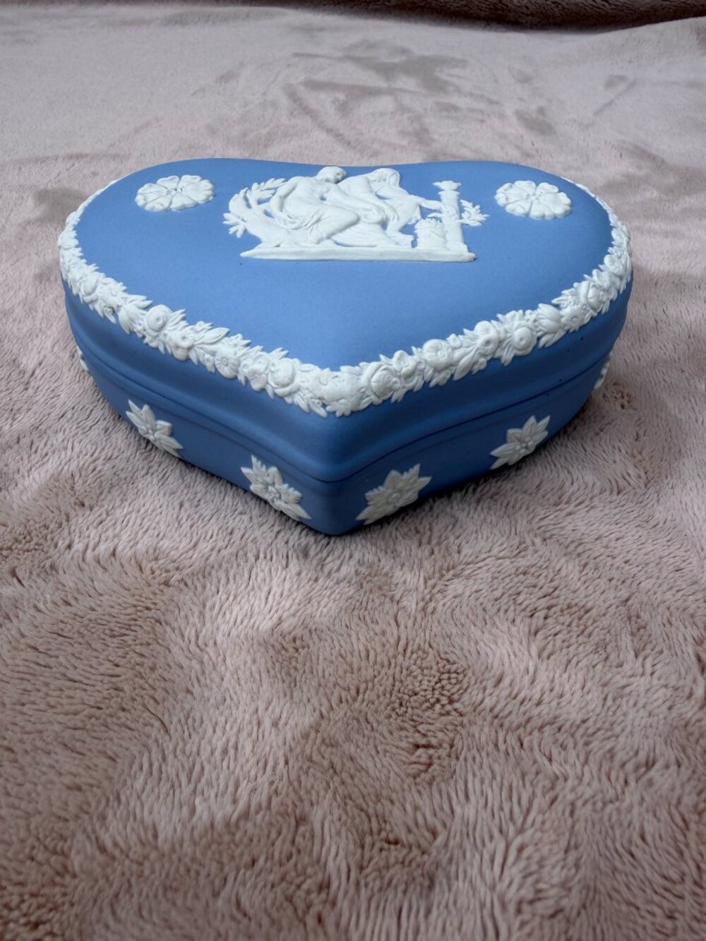 ✨ VINTAGE 1967 WEDGWOOD PALE BLUE JASPERWARE HEART TRINKET BOX ✨
